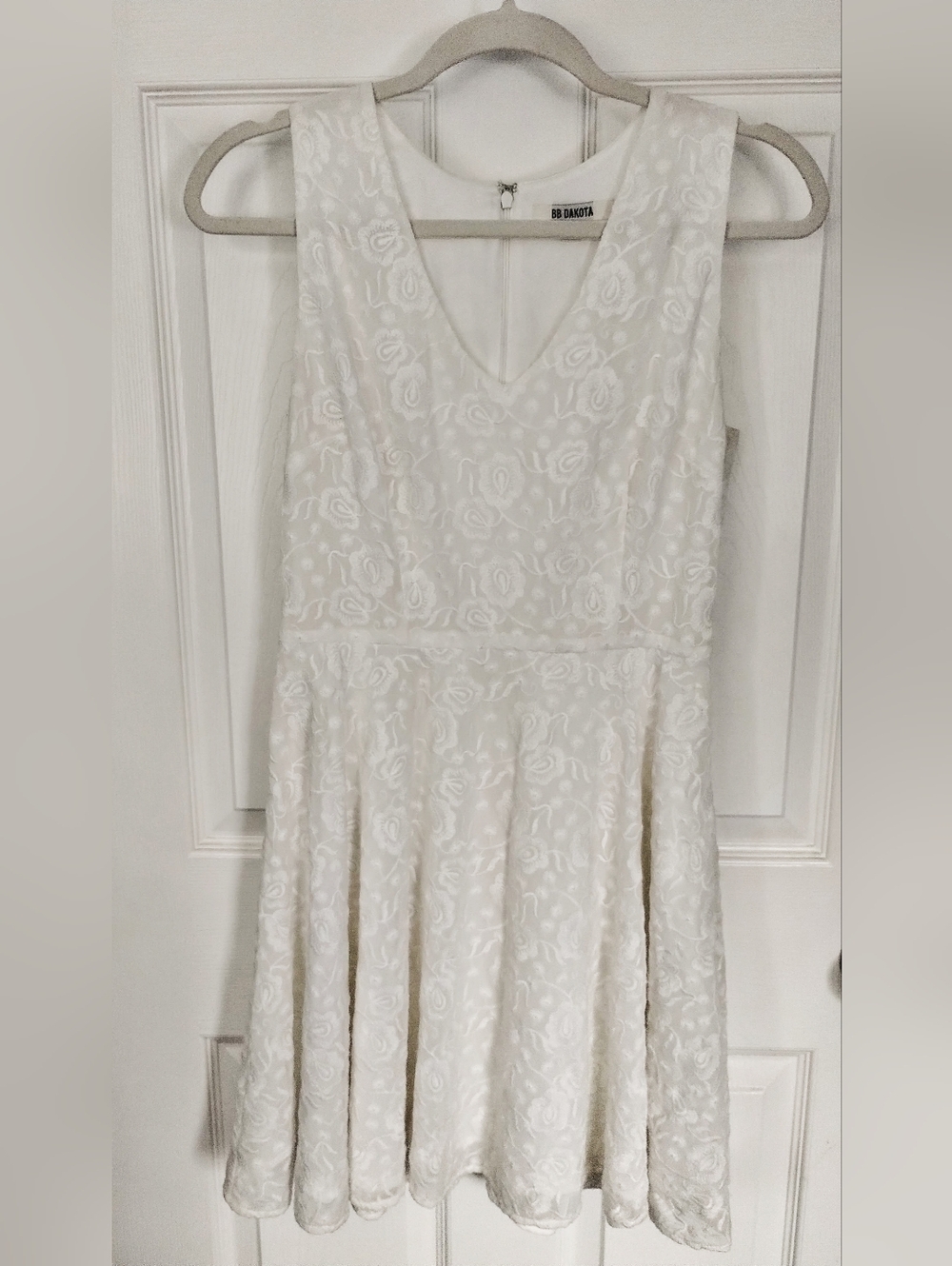 BB Dakota Sleeveless V-Neck Dress, size 6, white/cream